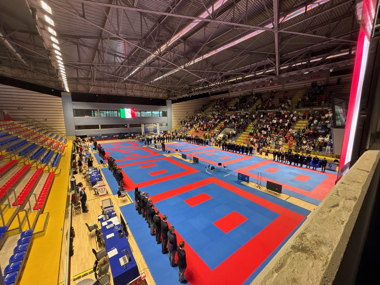 Il PalaMazzola di Taranto con i sette tatami di karate durante la cerimonia di apertura