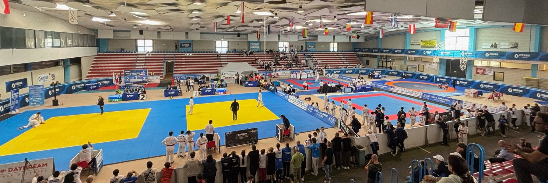 Il PalaGhiaccio di Bari con le aree di judo, karate e lotta durante il Trofeo CONI 2026